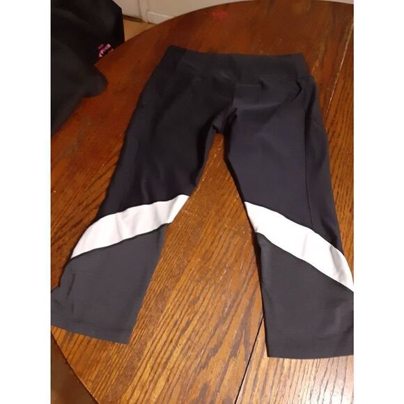 Medium Nike Dri Fit Athletic Capri Leggings Black White Grey Casual Workout Run - Picture 3 of 3